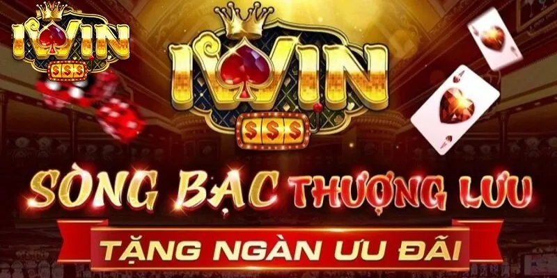 Người chơi Blackjack đang cầm bài trên bàn cược